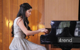 15 yaşlı vunderkind Aydan Nuriyeva d&uuml;nya klassikasını Azərbaycan poeziyası ilə birləşdirdi &ndash; FOTO