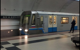 Moskvada metrosunda qatarın altına yıxılan uşaq möcüzəvi şəkildə sağ qaldı 