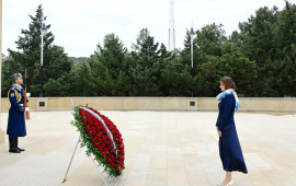 Tanya Fayon Şəhidlər xiyabanını və Mehdi Hüseynzadənin abidəsini ziyarət edib