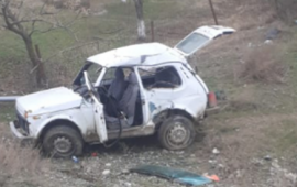Atasının avtomobilini idarə edən yeniyetmə qəza törətdi  Xəsarət alan var