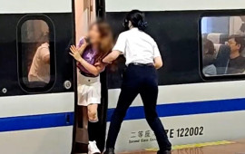 Metroda həyəcanlı anlar  Gənc qadın qatarın qapısında sıxılıb qaldı 