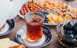 Hər gün qaşıq qaşıq yeyirik  Mədəmizi "deşirmiş"