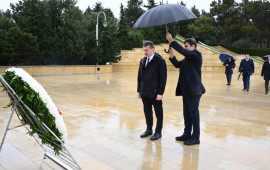 Gürcüstan Prezidenti Fəxri və Şəhidlər xiyabanlarını ziyarət edib  FOTO