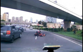 Bakıda motosiklet arakəsməyə çırpıldı  Anbaan görüntülər