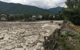Azərbaycanda sabiq deputatın bacısı oğlunu sel apardı 