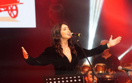 Öykü Gürman Volkan Konakın ölümündən sonra konsertində duyğusal anlar yaşadı