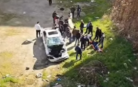 Bakıda avtomobil dərəyə düşdü 