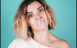 Saqqız çeynəyənlərə bəd xəbər  250 min mikroplastik orqanizmə yayılır