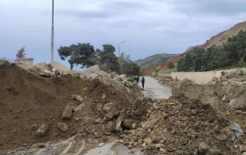 Qubada torpaq sürüşməsi: kəndin əsas yolu bağlandı