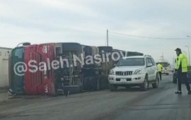 Sumqayıtda TIR aşdı 