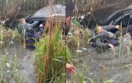 Bakıda polis bataqlığa düşən sürücünü belə xilas etdi 