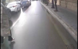 Bakıda "kamikadze piyada" avtobusun altında qalmaqdan son anda qurtuldu  VİDEO