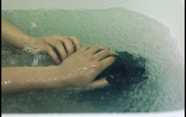 Qrip zamanı isti vanna qəbul etmək təhl&uuml;kəlidir