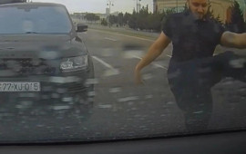 "Range Rover" sürücüsü qadın təlimçinin olduğu maşına hücum etdi  ANBAAN