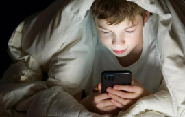 "12 yaşdan əvvəl uşaqlara telefon vermək risklidir"