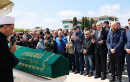 Müəlliminin dəfn mərasiminə qatıldı 
