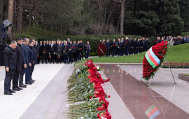 "AzerGold"un kollektivi Ümummilli Lider Heydər Əliyevin məzarını ziyarət edib 