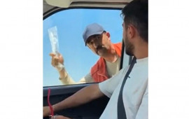"Supermen" təmizlikçi zibili havada tutub, sürücüyə qaytardı  "Bir daha atma!" 